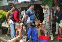 Momen Camat Punung turun ke pasar Punung sosialisasikan larangan peredaran rokok ilegal. (Foto : Lintas7.net).