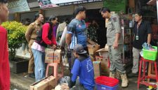 Momen Camat Punung turun ke pasar Punung sosialisasikan larangan peredaran rokok ilegal. (Foto : Lintas7.net).