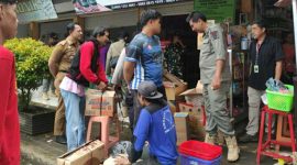 Momen Camat Punung turun ke pasar Punung sosialisasikan larangan peredaran rokok ilegal. (Foto : Lintas7.net).