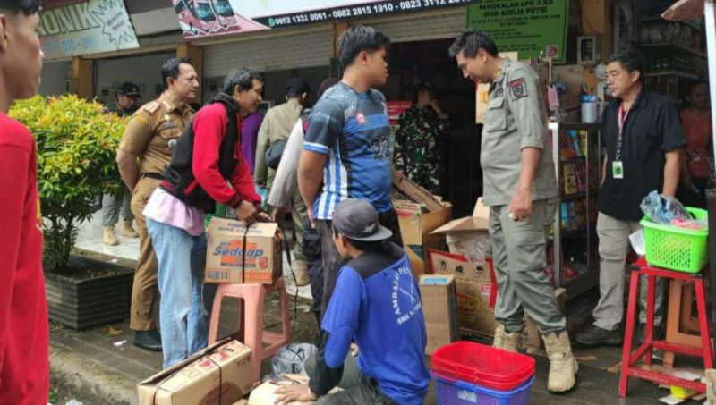 Momen Camat Punung turun ke pasar Punung sosialisasikan larangan peredaran rokok ilegal. (Foto : Lintas7.net).