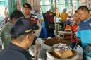 Momen operasi pemberantasan rokok ilegal di pasar tradisional Kabupaten Pacitan. (Foto:Lintas7.net).