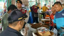 Momen operasi pemberantasan rokok ilegal di pasar tradisional Kabupaten Pacitan. (Foto:Lintas7.net).