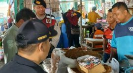 Momen operasi pemberantasan rokok ilegal di pasar tradisional Kabupaten Pacitan. (Foto:Lintas7.net).