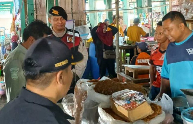 Momen operasi pemberantasan rokok ilegal di pasar tradisional Kabupaten Pacitan. (Foto:Lintas7.net).