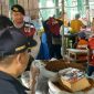 Momen operasi pemberantasan rokok ilegal di pasar tradisional Kabupaten Pacitan. (Foto:Lintas7.net).