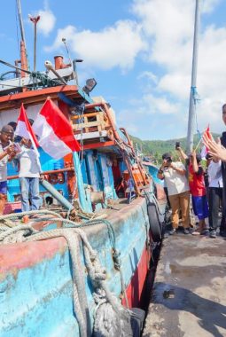 Ibunya Nelayan Jatim, Khofifah Tinjau Pelabuhan Tamperan dan Gulirkan Program Perikanan   