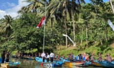 PLN Nusantara Power UP Pacitan dan Warga Dersono Gelar Upacara Bendera di Atas Perahu Sungai Maron