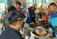 Momen operasi dan sosialiasi gempur rokok ilegal di pasar tradisional Pacitan. (Foto:Istimewa).