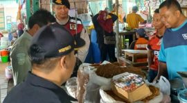 Momen operasi dan sosialiasi gempur rokok ilegal di pasar tradisional Pacitan. (Foto:Istimewa).
