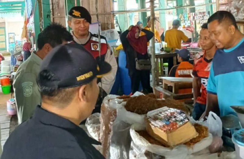 Momen operasi dan sosialiasi gempur rokok ilegal di pasar tradisional Pacitan. (Foto:Istimewa).