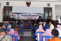 Proses penyerahan BLT DBHCHT bagi buruh tani di wilayah Kecamatan Bandar. (Foto:Istimewa).