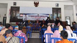 Proses penyerahan BLT DBHCHT bagi buruh tani di wilayah Kecamatan Bandar. (Foto:Istimewa).