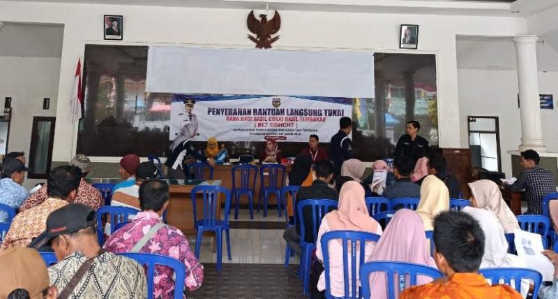 Proses penyerahan BLT DBHCHT bagi buruh tani di wilayah Kecamatan Bandar. (Foto:Istimewa).