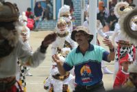 Camat Nawangan Sukarwan ikut gerak tarian kethek ogleng dalam pentas seni HUT RI ke-80. (Foto:Istimewa).