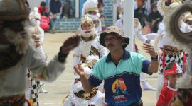 Camat Nawangan Sukarwan ikut gerak tarian kethek ogleng dalam pentas seni HUT RI ke-80. (Foto:Istimewa).