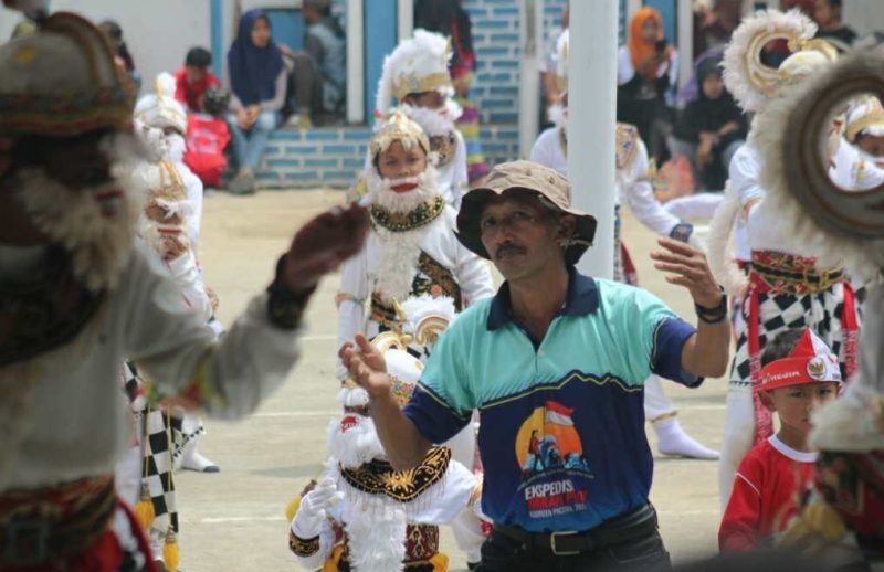 Camat Nawangan Sukarwan ikut gerak tarian kethek ogleng dalam pentas seni HUT RI ke-80. (Foto:Istimewa).