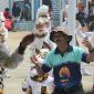 Camat Nawangan Sukarwan ikut gerak tarian kethek ogleng dalam pentas seni HUT RI ke-80. (Foto:Istimewa).