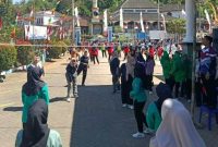Momen voli plastik antar organisasi perempuan di Kecamatan Nawangan dalam rangka HUT RI ke-80. (Foto:Istimewa).