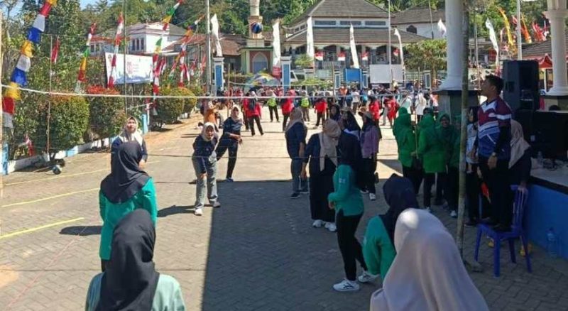 Momen voli plastik antar organisasi perempuan di Kecamatan Nawangan dalam rangka HUT RI ke-80. (Foto:Istimewa).