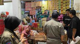 Momen petugas gabungan operasi dan edukasi larangan rokok ilegal kepada pedagang pasar tradisional. (Foto:Istimewa)
