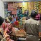 Momen petugas gabungan operasi dan edukasi larangan rokok ilegal kepada pedagang pasar tradisional. (Foto:Istimewa)