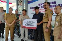 Penyerahan simbolis program BLT DBHCHT dari Bea Cukai diterima Plt Camat Udin Wahyudi. (Foto:Lintas7.net).