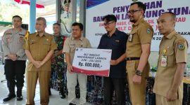Penyerahan simbolis program BLT DBHCHT dari Bea Cukai diterima Plt Camat Udin Wahyudi. (Foto:Lintas7.net).