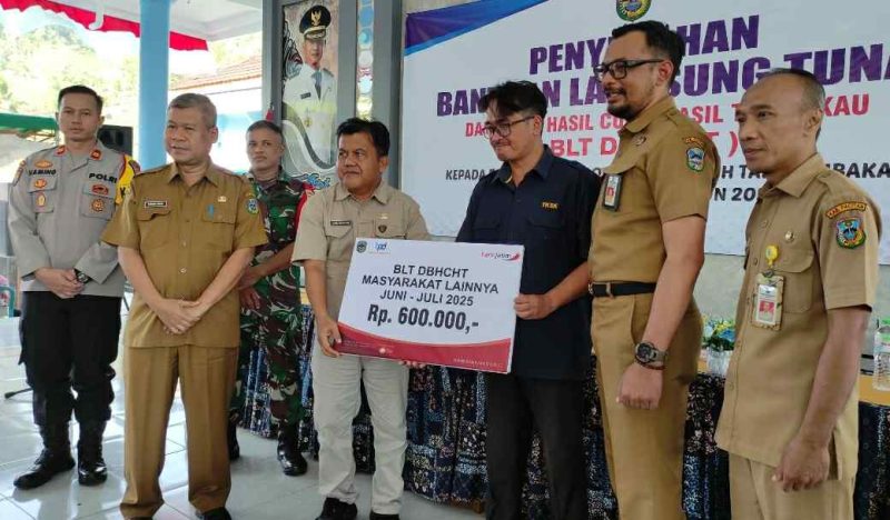 Penyerahan simbolis program BLT DBHCHT dari Bea Cukai diterima Plt Camat Udin Wahyudi. (Foto:Lintas7.net).