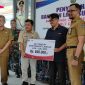 Penyerahan simbolis program BLT DBHCHT dari Bea Cukai diterima Plt Camat Udin Wahyudi. (Foto:Lintas7.net).