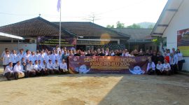 KPU Jawa Timur bersama 38 KPU Kabupaten/Kota lainnya berfoto bersama di halaman KPU Pacitan sebelum berangkat ke KPU Gunungkidul.