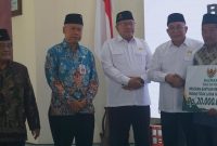 Penyerahan simbolis bantuan bedah rumah di Kabupaten Pacitan. (Foto:Istimewa).
