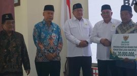 Penyerahan simbolis bantuan bedah rumah di Kabupaten Pacitan. (Foto:Istimewa).