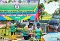 Bupati Sugiri Sancoko pada momen aksi bersih lingkungan sungai Tambak Kemangi. (Foto:Pemkab Ponorogo).