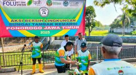 Bupati Sugiri Sancoko pada momen aksi bersih lingkungan sungai Tambak Kemangi. (Foto:Pemkab Ponorogo).