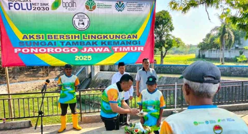 Bupati Sugiri Sancoko pada momen aksi bersih lingkungan sungai Tambak Kemangi. (Foto:Pemkab Ponorogo).
