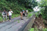 Talud penahan tebing jalan Kembang-Plumbungan amblas. (Foto:Istimewa).