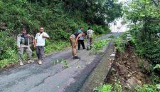 Talud penahan tebing jalan Kembang-Plumbungan amblas. (Foto:Istimewa).