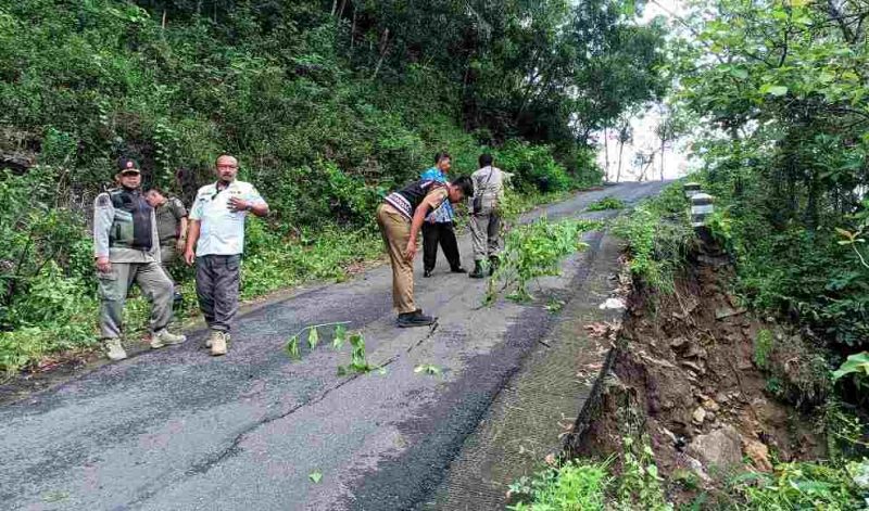 Talud penahan tebing jalan Kembang-Plumbungan amblas. (Foto:Istimewa).