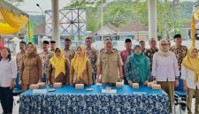 Salah satu momen prosesi wisuda murid Sekolah Orang Tua Sehat di Ngadirojo. (Foto:Istimewa).