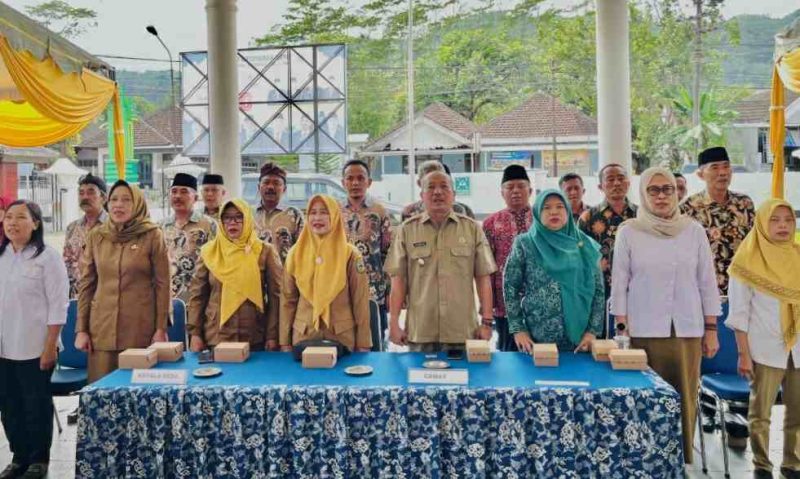 Salah satu momen prosesi wisuda murid Sekolah Orang Tua Sehat di Ngadirojo. (Foto:Istimewa).