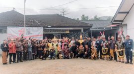 Seluruh peserta upacara Agustusan berpose bersama di halaman kantor KPU Pacitan.