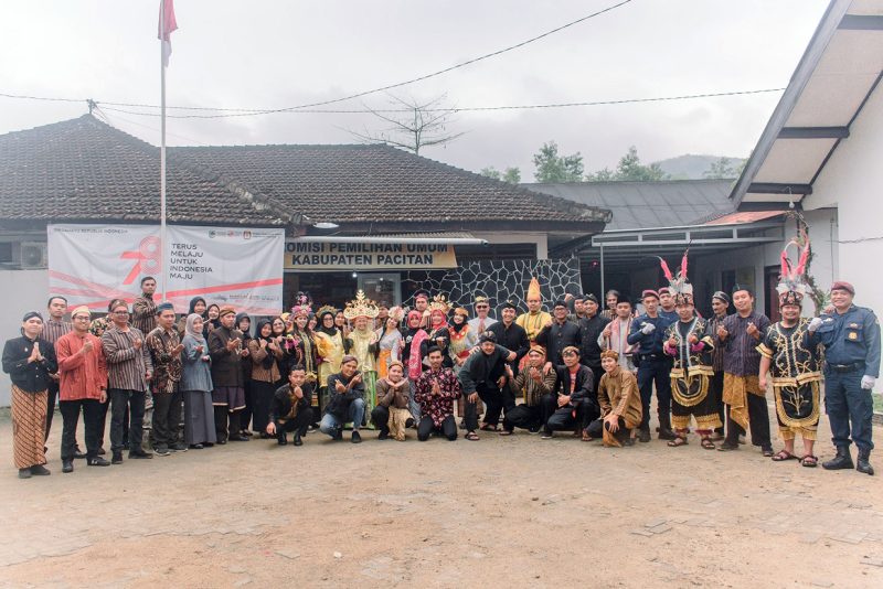 Seluruh peserta upacara Agustusan berpose bersama di halaman kantor KPU Pacitan.