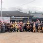 Seluruh peserta upacara Agustusan berpose bersama di halaman kantor KPU Pacitan.
