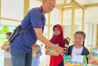 Pemberian apresiasi untuk anak-anak pemenang lomba mewarnai di kegiatan Minggu Sehat Ngadirojo. (Foto:Istimewa).