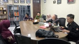 Pembahasan RKB bersama bagian perencanaan KPU Jawa Timur yang dimotori langsung Kabag Rendatin Nurita Paramita (sebelah kanan saya).