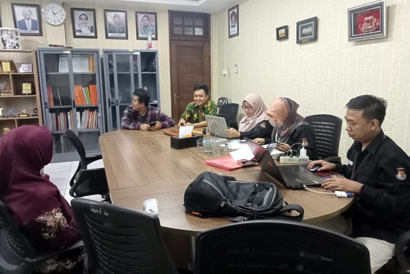 Pembahasan RKB bersama bagian perencanaan KPU Jawa Timur yang dimotori langsung Kabag Rendatin Nurita Paramita (sebelah kanan saya).