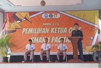 Menyampaikan pengarahan umum di depan almamater SMAN 1 Pacitan, sebelum dilaksanakannya prosesi pemungutan suara Pemilihan Ketua OSIS.