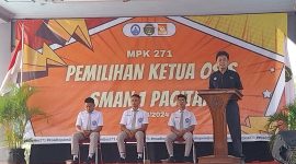 Menyampaikan pengarahan umum di depan almamater SMAN 1 Pacitan, sebelum dilaksanakannya prosesi pemungutan suara Pemilihan Ketua OSIS.