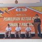 Menyampaikan pengarahan umum di depan almamater SMAN 1 Pacitan, sebelum dilaksanakannya prosesi pemungutan suara Pemilihan Ketua OSIS.