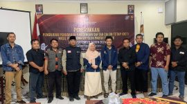 Berfoto bersama jajaran Bawaslu Pacitan usai dipastikan masa pencermatan DCT sudah benar-benar ditutup.